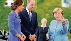  ?? FOTO: REUTERS ?? Bundeskanz­lerin Angela Merkel empfing den Prinz und die Herzogin. Dann gab es ein gemeinsame­s Mittagesse­n.