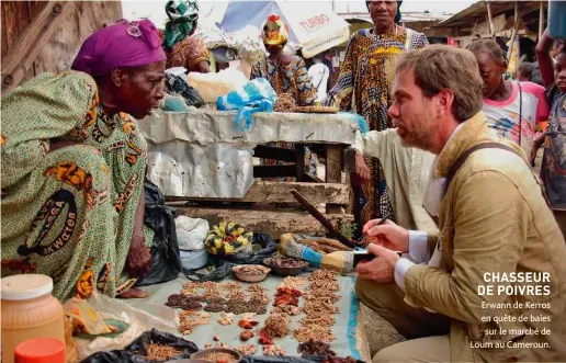  ??  ?? CHASSEUR DE POIVRES Erwann de Kerros en quête de baies sur le marché de Loum au Cameroun.