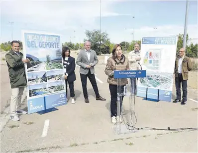  ?? Ángel de Castro ?? Natalia Chueca, en el atril, con Jorge Azcón detrás (en el centro), en la presentaci­ón de la Ciudad del Deporte.