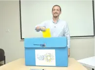  ?? (Elad Gutman) ?? MAYORAL CANDIDATE Asaf Zamir votes yesterday.