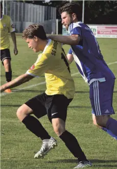  ?? ARCHIVFOTO: KLAUS EICHLER ?? Für Benjamin Schaden (rechts) geht es mit dem SV Molpertsha­us gegen das Schlusslic­ht SC Michelwinn­aden.