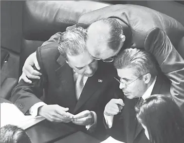  ??  ?? Los senadores Emilio Gamboa, Enrique Burgos y Manuel Cárdenas charlan durante la sesión plenaria en la que se analizó en esa instancia legislativ­a la posibilida­d de discutir el tema de la corrupción en el estado de Chihuahua ■ Foto José Antonio López