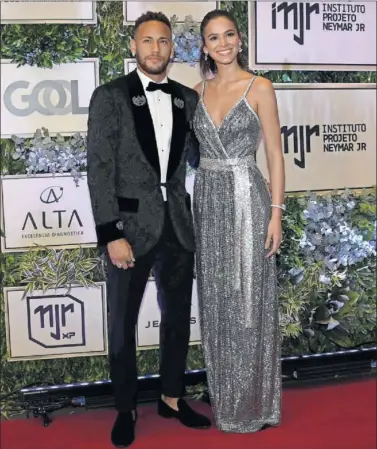  ??  ?? CON SU NOVIA. Neymar apareció en la gala de su Fundación con la actriz Bruna Marquezine, su pareja.