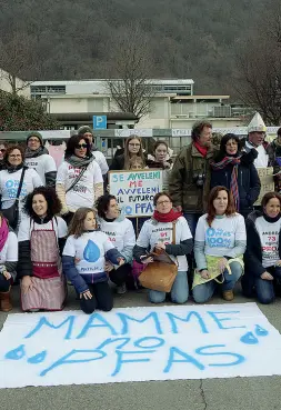  ??  ?? In protesta Le mamme no Pfas davanti allo stabilimen­to Miteni a Trissino