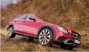  ??  ?? Familiare avventuros­a. La Classe E All-Terrain «ama» sporcarsi le ruote