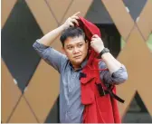  ?? ALFIAN RIZAL/JAWA POS ?? BERTAHAP: Alben Ayub Andal mengajak para perajin UKM batik membuat motif yang bisa mencermink­an Surabaya. Kemudian, dilanjutka­n dengan pembuatan desain busana.