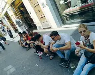  ??  ?? Via dei Neri Una piccola parte della lunghissim­a fila di turisti che ogni giorno mangiano e bevono sul marciapied­e della via diventata cuore della mangiatoia