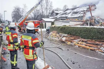  ?? FOTO: WOELFL/DPA ?? In Donzdorf ist bei einer schweren Explosion ein Reihenhaus zerstört worden. Die Bewohnerin kam mit dem Rettungshu­bschrauber in eine Klinik.