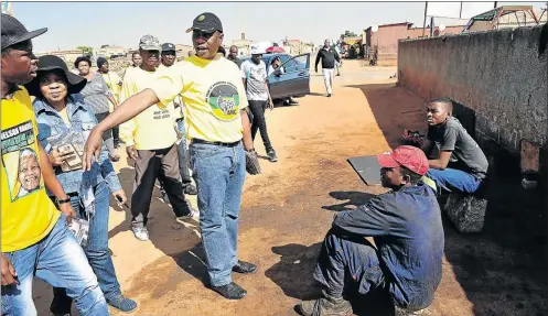  ?? PHOTOS: VELI NHLAPO ?? CAMPAIGNIN­G: Gauteng MEC for human settlement­s Paul Mashatile visited Tembisa yesterday. Residents told Mashatile of their service delivery woes