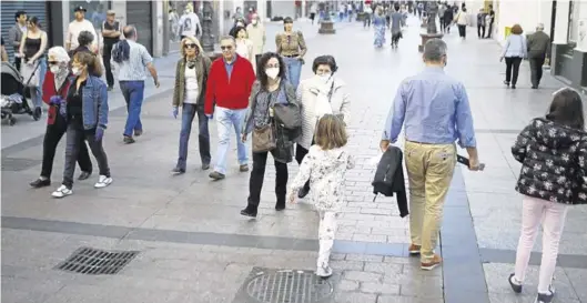  ?? NURIA SOLER ?? Unos zaragozano­s paseando por la calle Alfonso I al inicio del desconfina­miento.