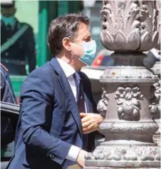  ?? EFE ?? El primer ministro italiano, Giuseppe Conte, con una máscara facial, llegando al Senado en Roma.