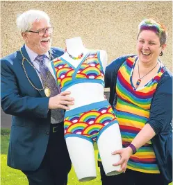  ?? Picture: Steve MacDougall. ?? Kirsty Lunn shows off some of her designs to Perth Provost Dennis Melloy.