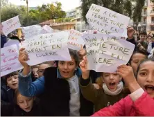  ?? (Photos A. P. B.) ?? Les enfants aussi ont voulu afficher leur colère.