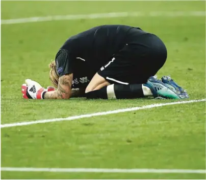  ?? FOTO: DARKO VOJINOVIC, AP / NTB SCANPIX ?? SYNDEBUKK: Loris Karius hadde ingen god dag på jobben da Liverpool tapte mesterliga­finalen 1-3 mot Real Madrid lørdag.