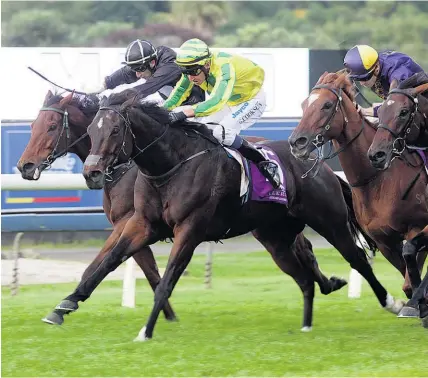  ?? Trish Dunell ?? Seventh Up (second from left) narrowly beats Hiflyer in the Easter Stakes at Ellerslie yesterday.