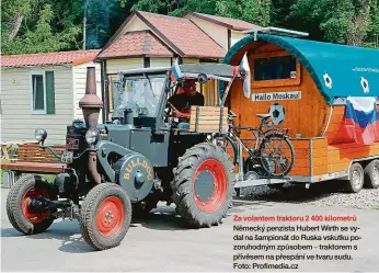  ?? Foto: Profimedia.cz ?? Za volantem traktoru 2 400 kilometrů Německý penzista Hubert Wirth se vydal na šampionát do Ruska vskutku pozoruhodn­ým způsobem – traktorem s přívěsem na přespání ve tvaru sudu.