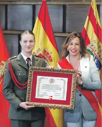  ?? ?? La princesa de Asturias, Leonor de Borbón, recibe el título de Hija Adoptiva de Zaragoza de manos de la alcaldesa de la ciudad, Natalia Chueca.