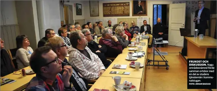  ?? FOTO: JOHAN BACKAS ?? FRUKOST OCH DISKUSSION. Nagu områdesnäm­nd förde samman ortsbor med en del av stadens tjänstemän i kommunalst­ugan.