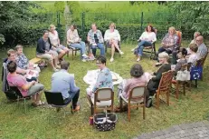  ?? FOTO: NN ?? Die Kursteilne­hmer zum Leiten von Wort-Gottes-Feiern im Garten des Kalkarer Pfarrhause­s.