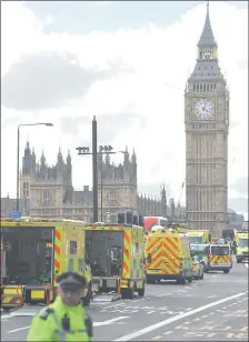  ??  ?? El ataque ocurrió ante el Palacio de Westminste­r, sede del Parlamento británico, donde un policía fue atacado. (AFP)