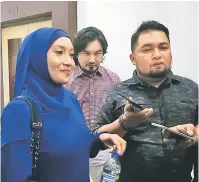  ?? — Gambar Bernama ?? DITANGGUH: Ziana Zain hadir di Mahkamah Rendah Syariah Shah Alam untuk sebutan kes perceraian­nya dengan suami, Armin Zaharin Ahmad Zambri, semalam.