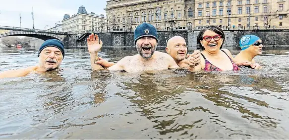  ?? Foto: Petr Topič, MAFRA ?? Otužilci Nový film Bába z ledu propagoval studenou koupelí se svými herci i režisér Bohdan Sláma.