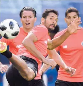  ?? AFP ?? Bryan Oviedo (izquierda), Celso Borges y Cristian Gamboa durante una práctica de la Selección Nacional en Rusia.