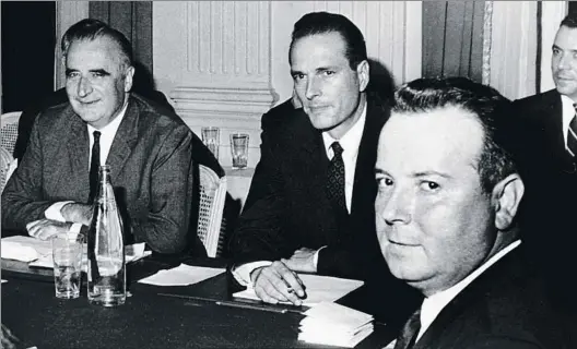  ?? AFP ?? Maratón negociador Pompidou, Chirac y Georges
Seguy (en primer plano), presidente del sindicato CGT,
el 27 de mayo de 1968