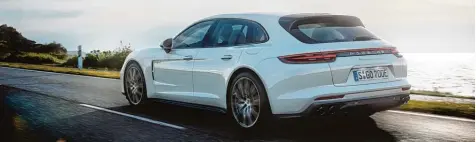  ?? Foto: Porsche ?? Der etwas andere Hybride: Den maßlosen Porsche Panamera gibt es jetzt als Teilzeit Stromer – und als Kombi.