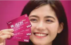  ??  ?? NUR Iylia Maisarah Mohd Azmi, 19, menunjukka­n kad AEON Member Plus Visa yang dilancarka­n di AEON Mall Shah Alam.