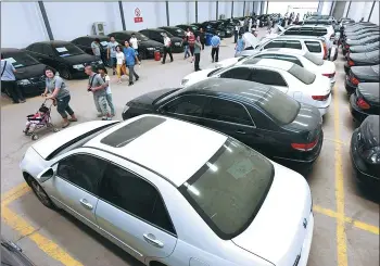  ?? YUAN JINGZHI / FOR CHINA DAILY ?? Customers browse used cars at a market in Xi’an, Shaanxi province.