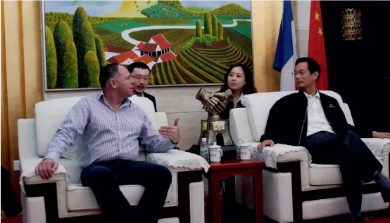  ??  ?? Brent Marris from Marisco Vineyards (left) signing a contract with its Chinese distributi­on company Tianjin Dynasty Internatio­nal Wine Co.