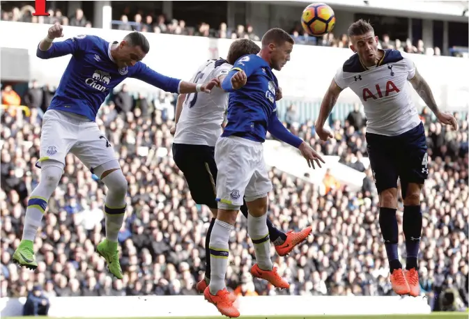  ?? — AP ?? LONDON: Tottenham Hotspur’s Toby Alderweire­ld, right, heads the ball towards goal during the English Premier League soccer match between Tottenham Hotspur and Everton at White Hart Lane in London, yesterday.