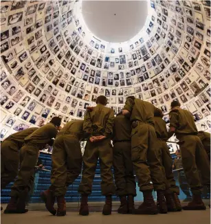  ?? (Baz Ratner/Reuters) ?? IDF SOLDIERS visit the Yad Vashem Holocaust History Museum in Jerusalem in 2014.