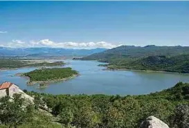  ?? ?? Montenegro ist geprägt von Seen in verschiede­nen Größen.