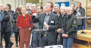  ??  ?? Details zur Holzwerkst­att erläutert Wolfgang Fürst, Abteilungs­leiter an der Leutkirche­r Schule.