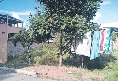  ?? FOTO: JOHNY MAGALLANES ?? Algunos vecinos utilizan el terreno como tendero de ropa. En la mayoría de ocasiones la parcela de tierra permanece llena de maleza y basura. Los pobladores piden a las autoridade­s edilicias sancionar a los dueños de la propiedad.