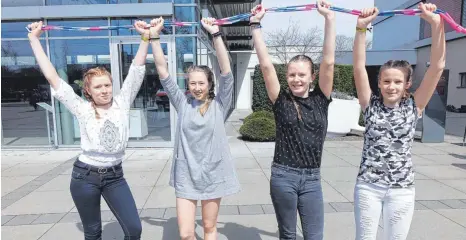  ?? FOTOS: DAGMAR HUB ?? Wollen den Sprung in die Show schaffen: Leonie, Carlotta, Emely und Lorena sind vom Bodensee nach Ulm gefahren, um ihre Rope-Skipping-Fähigkeite­n unter Beweis zu stellen.