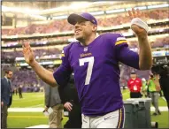  ?? JEFF WHEELER/TRIBUNE NEWS SERVICE ?? Minnesota Vikings quarterbac­k Case Keenum waves to fans in the stands after a win against the Chicago Bears on Dec. 31, 2017 in Minneapoli­s.