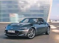  ?? FOTO: MAZDA ?? Der Mazda MX-5 RF mit elektrisch einfahrbar­em Dach unterschei­det sich optisch deutlich vom Schwesterm­odell mit Stoffdach.