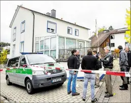  ?? BILD: NICOLAS ARMER ?? In diesem Wohnhaus lebte der Schütze, der mehrere Polizisten verletzte. Einer von ihnen starb.