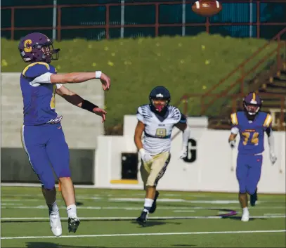  ?? PHOTOS BY DAVID ROYAL — MONTEREY HERALD CORRESPOND­ENT ?? Salinas quarterbac­k Adam Shaffer will lead the Cowboys’ passing attack when they play Palma on Friday.