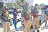  ?? SAKIB ALI /HT PHOTO ?? A police team at the spot of the robbery, near a bank at Raj Nagar District Centre, on Monday.