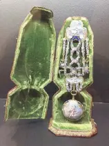  ??  ?? Chatelaine with watch (Paris, 1760-1761)