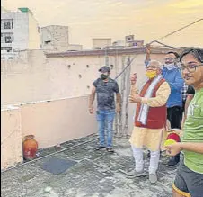  ?? MANOJ DHAKA/HT ?? KITE LOVE Haryanacm Manohar Lal Khattar flies a kite at former minister Manish Grover’s house in Rohtak on Friday.