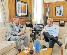  ??  ?? Gobernador. El de Chubut Arcioni, sucesor de Das Neves, con Frigerio.