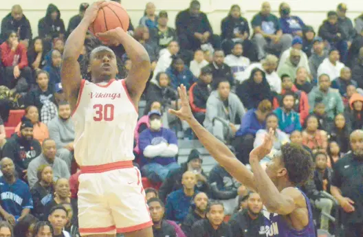  ?? JEFF VORVA/DAILY SOUTHTOWN ?? Homewood-Flossmoor’s Carson Brownfield goes up for a shot against Thornton in Friday’s Big Dipper Tournament championsh­ip game.