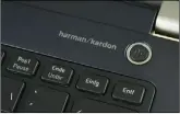  ??  ?? Die Lautsprech­er von harman/kardon klingen weit besser, wenn man das Portégé leicht anhebt.