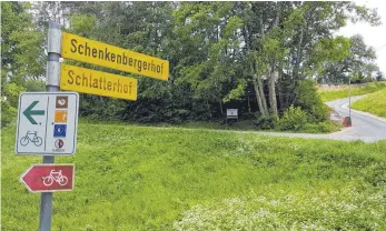  ?? FOTO: CHRISTIAN GERARDS ?? Der Schlatterh­of in Emmingen-Liptingen soll ein weiteres Gebäude bekommen. Das Bebauungsp­lanverfahr­en ist jetzt vom Gemeindera­t auf den Weg gebracht worden.