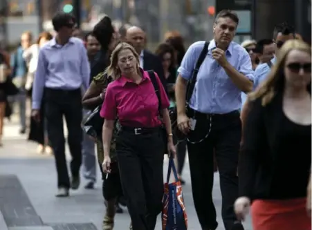  ?? MARTA IWANEK/TORONTO STAR ?? A survey found that 35 per cent of those who work in Toronto’s financial district during the day live in communitie­s outside Toronto.